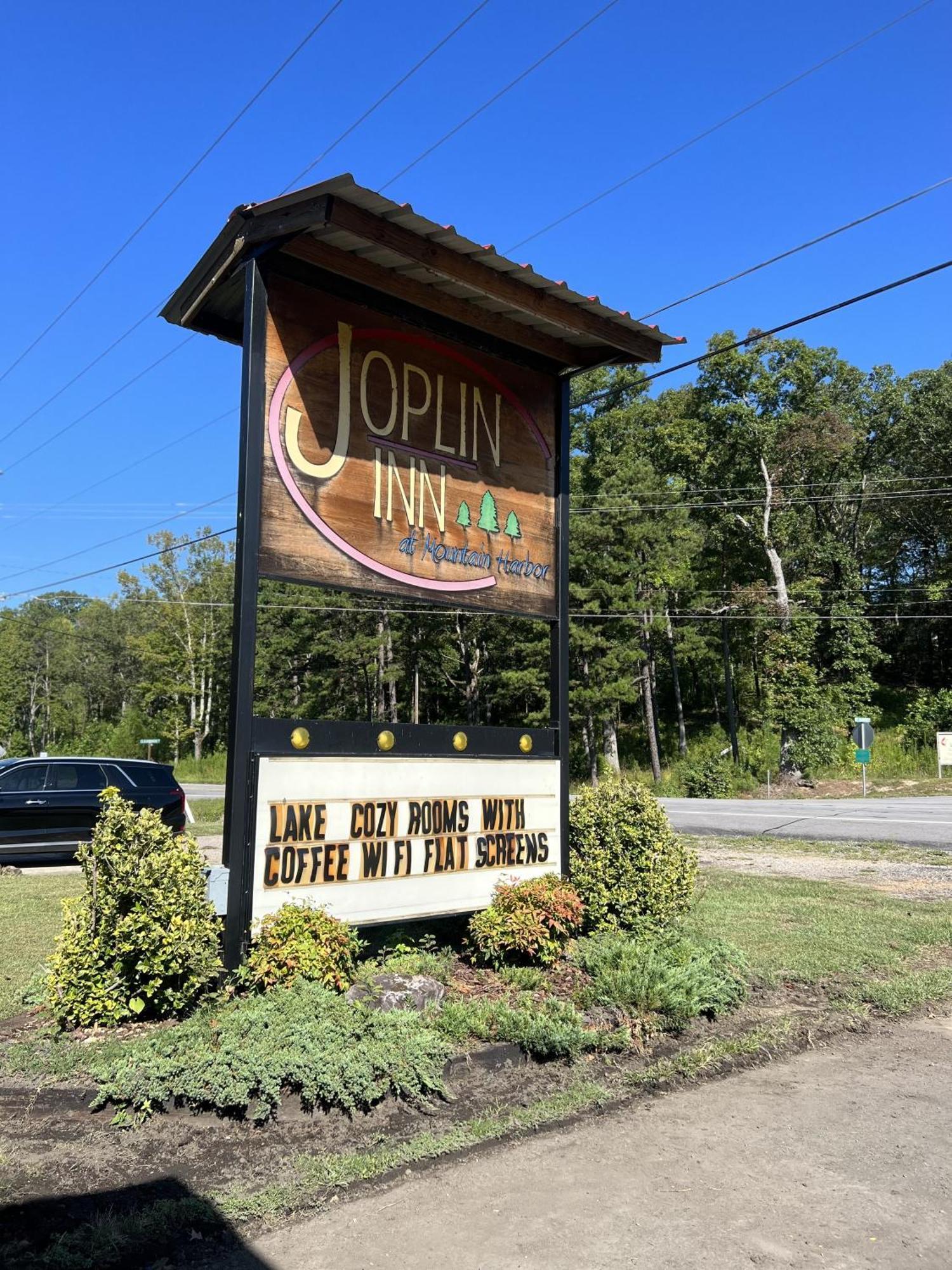 Ji11, Queen Guest Room At The Joplin Inn At The Entrance To Mountain Harbor Resort Hotel Room Mount Ida Dış mekan fotoğraf